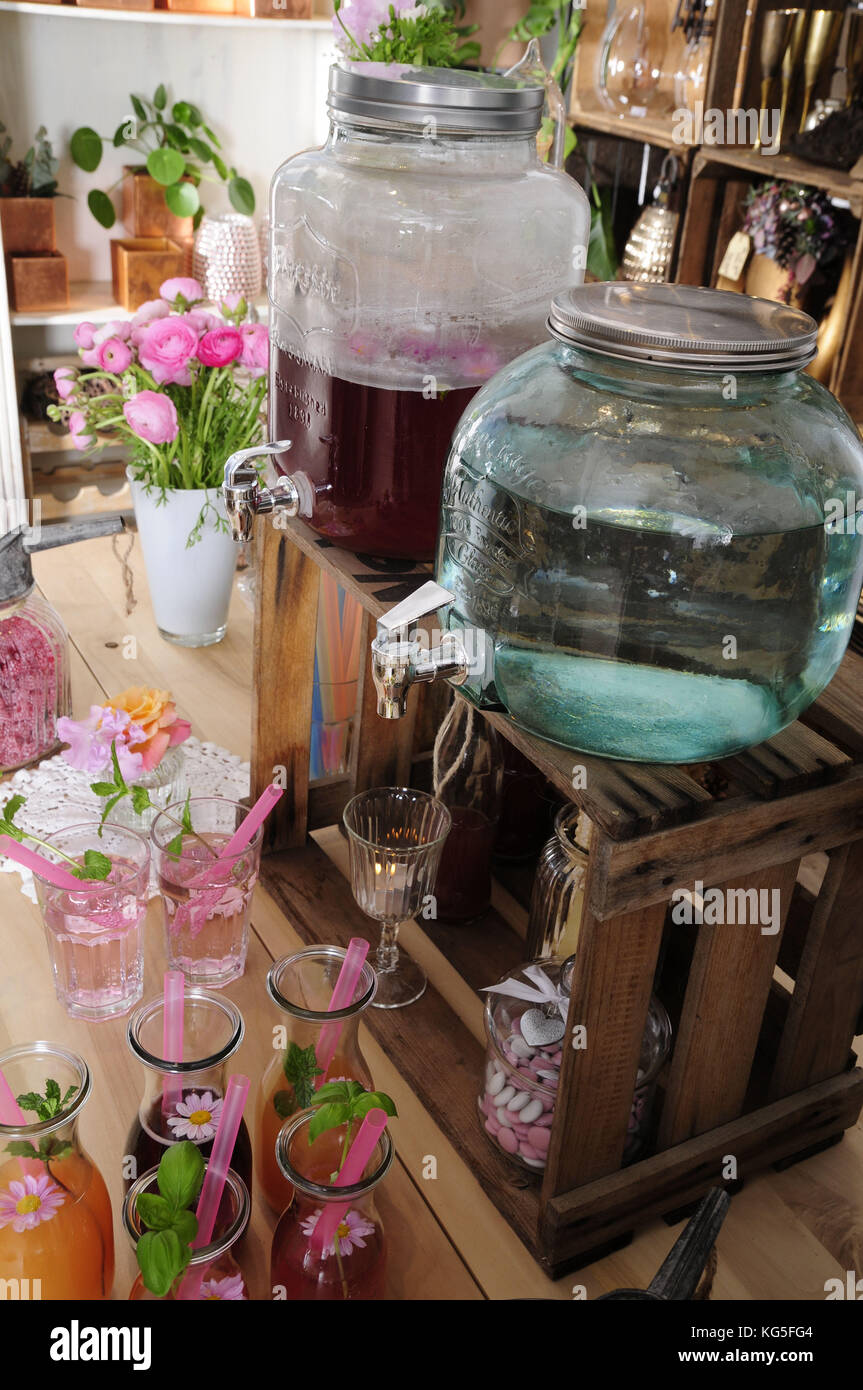 Fontana di soda e decorazioni floreali in negozio di vendita, close-up Foto Stock