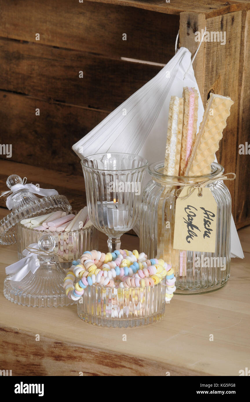 Cialda di schiuma e collane di caramelle in vasi di vetro, close-up Foto Stock
