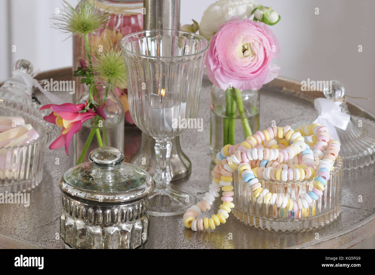 Bicchieri di cristallo e collane di caramelle come una decorazione, close-up Foto Stock