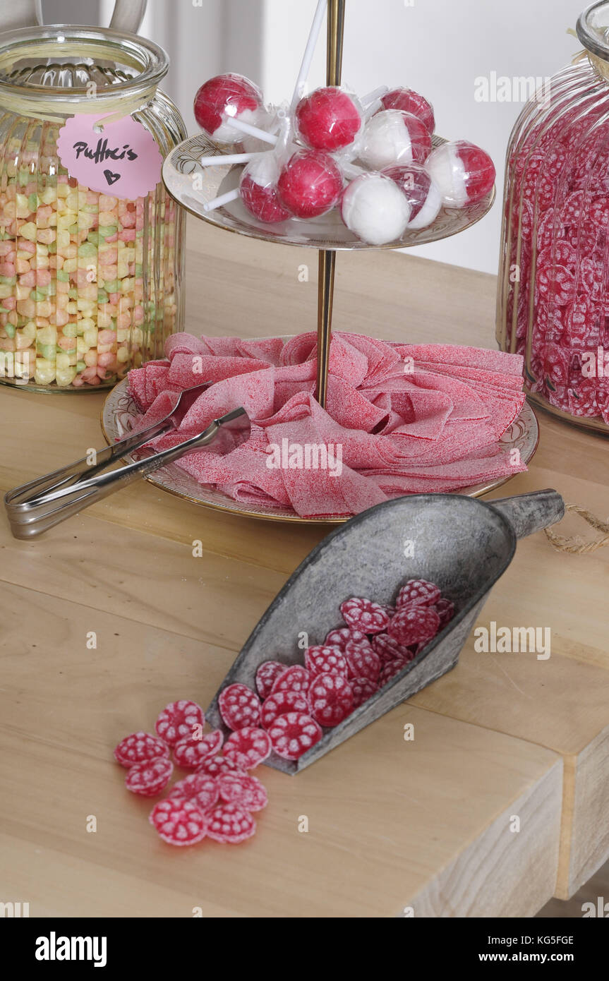 I dolci rossi nel negozio di dolciumi Foto Stock