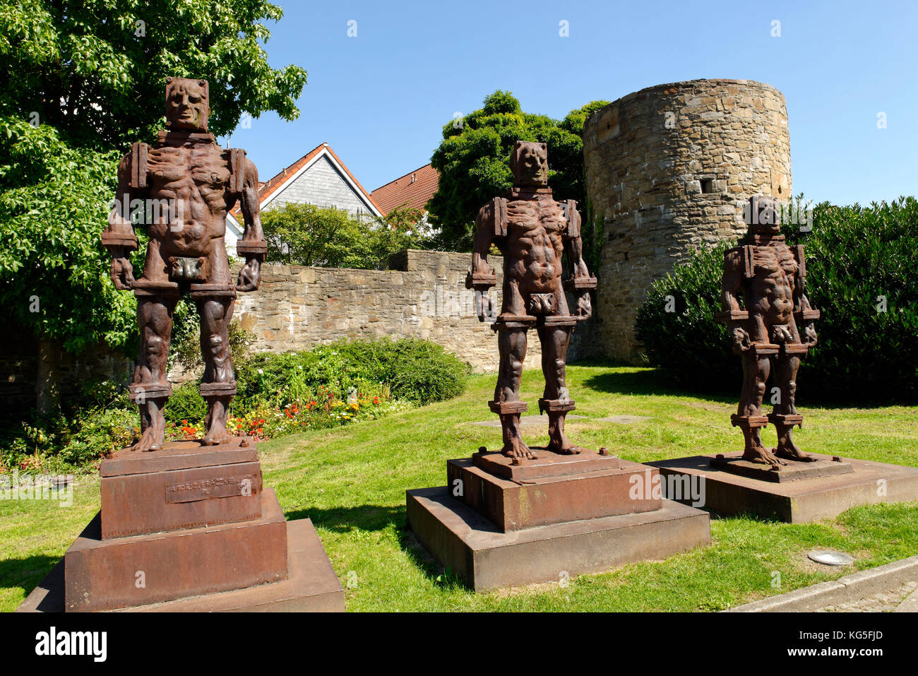 Mura cittadine di Hattingen con 'menschen aus Eisen' / tre uomini di ferro (statue), Hattingen, Renania settentrionale-Vestfalia, Germania Foto Stock