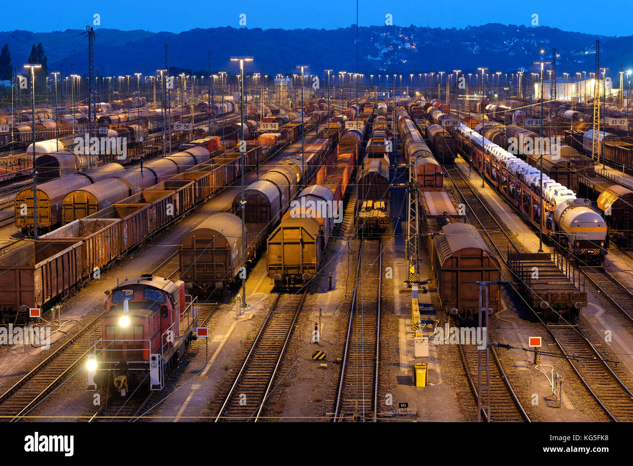 Zugbildungsanlage hagen nella parte della città vorhalle nel crepuscolo, cantiere di smistamento, i treni merci, Hagen, RENANIA DEL NORD-VESTFALIA, Germania Foto Stock