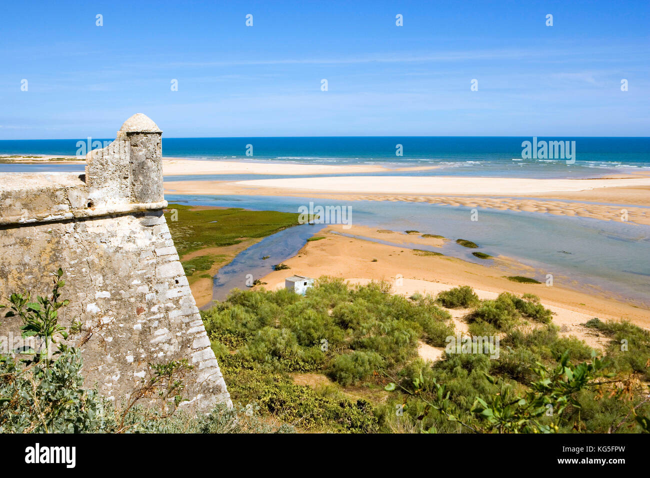 Cacela velha, piccolo villaggio sulla costa vicino alla laguna Ria Formosa, resti di un cartello Foto Stock