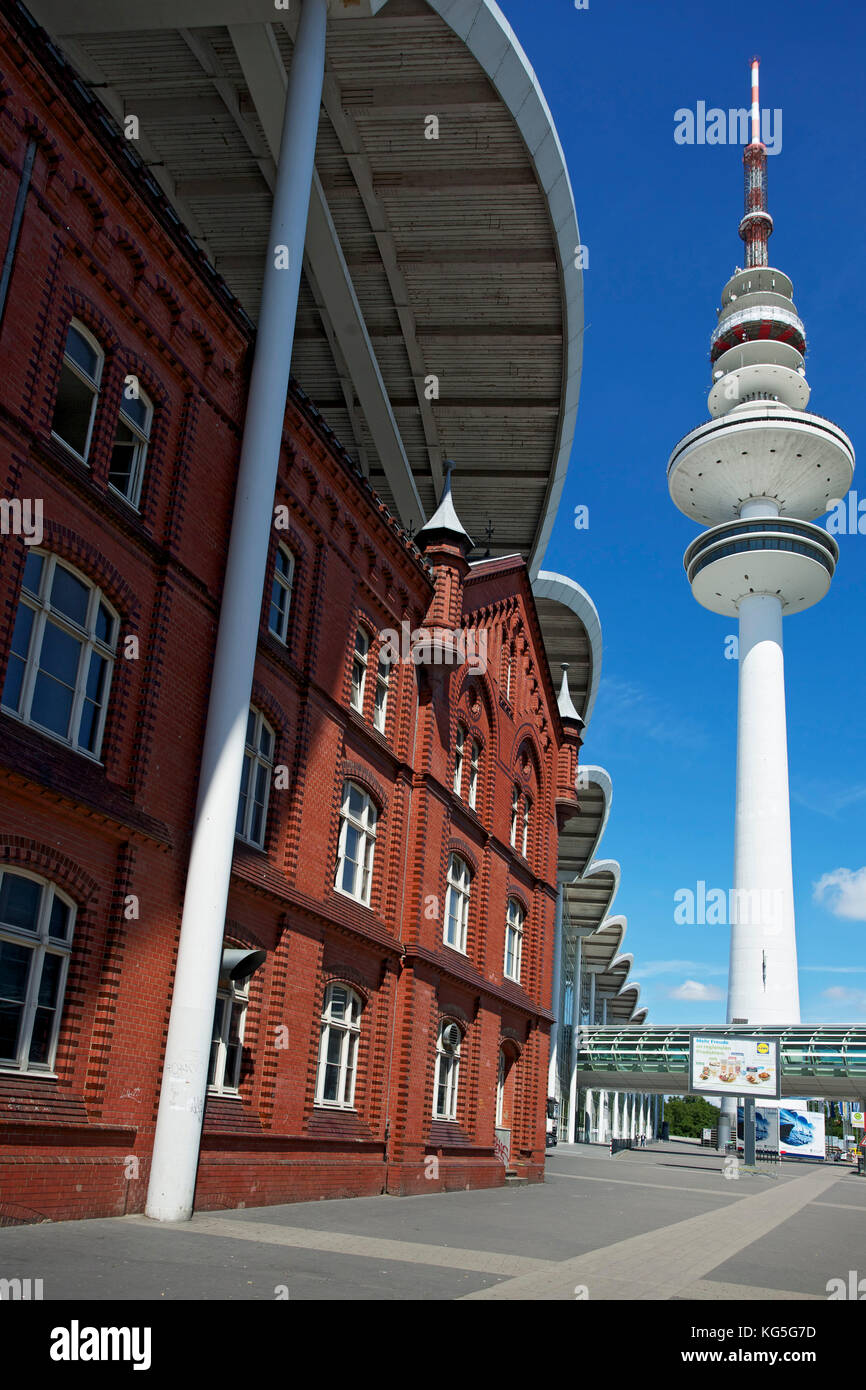 Sale espositive di Amburgo e la torre Heinrich Hertz. IIntigrated neo-Gothik edificio in mattoni costruito nel 1896, ex edificio amministrativo della Kohlekraftwerk 'Karoline' chiuso nel 198 Foto Stock