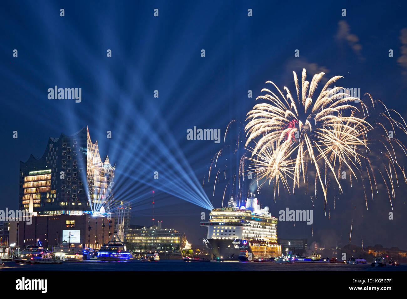 Battesimo 'Mein Schiff 6' il 1 giugno 2017 davanti all'Elbphilharmonie con spettacolo di luci e fuochi d'artificio Foto Stock