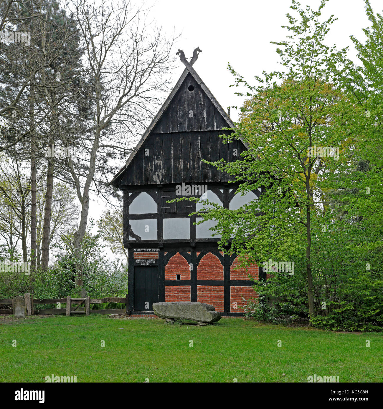 Rural casa in legno e muratura chiudere il blocco irregolare di Tonnenheide su Westfälischen Mühlenstraße (route), Germania, distretto amministrativo di Minden-Lübbecke Foto Stock