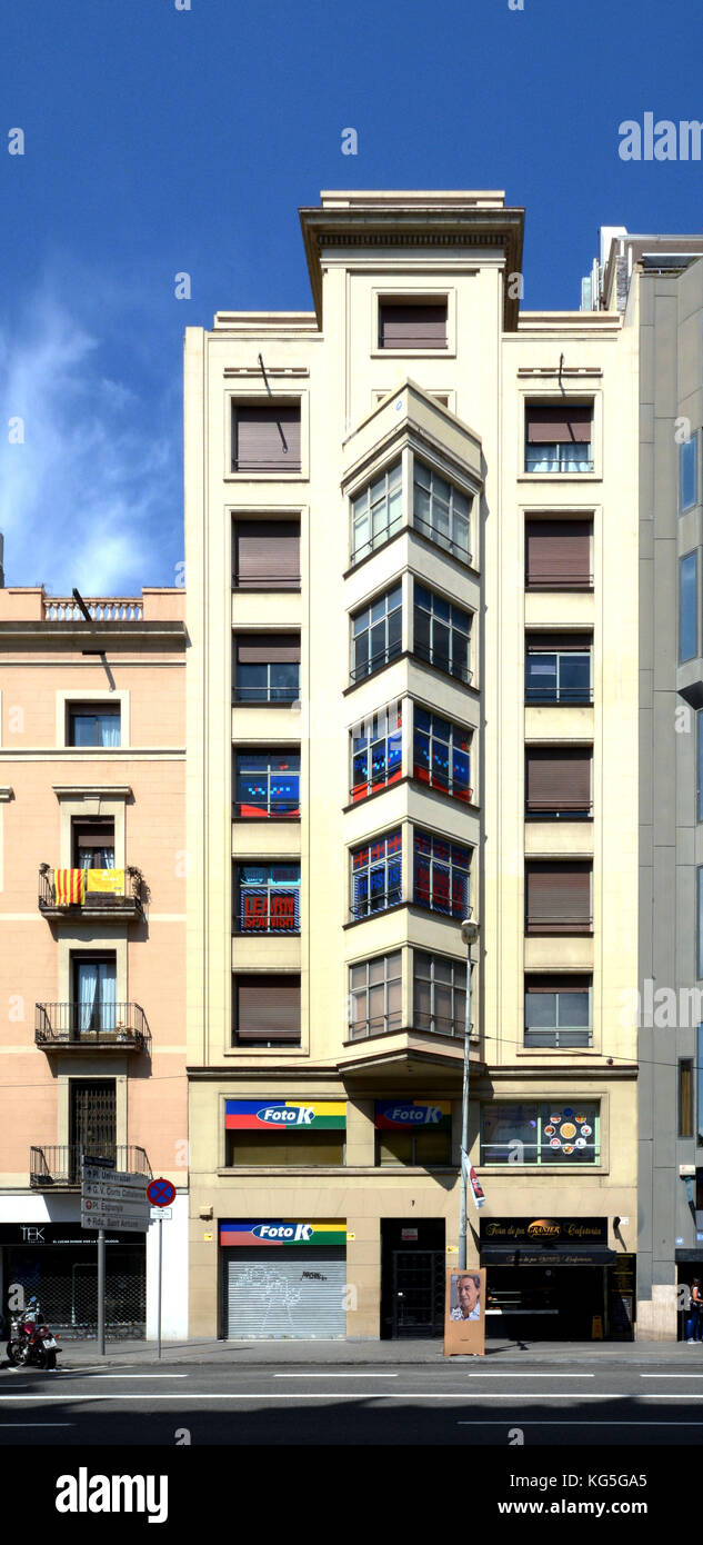 Barcellona, Catalogna, Spagna, architettura edilizia nella Ronda de la Universitat nel quartiere di Eixample della capitale catalana. Foto Stock