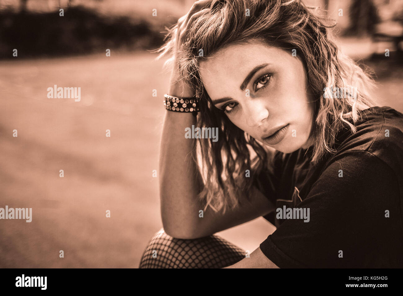 Giovane donna, serio, peli, moda, la moda, s/w Foto Stock