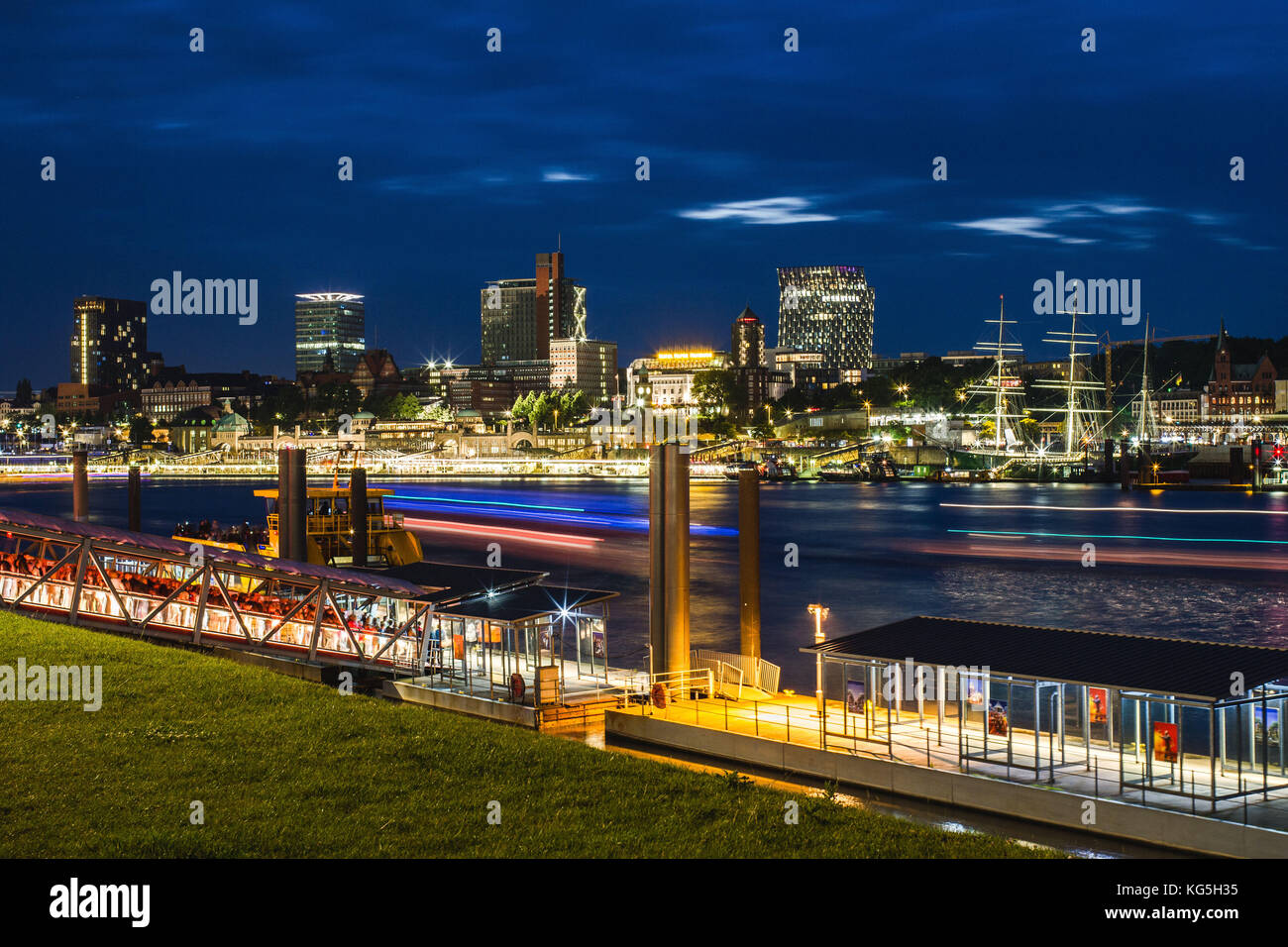 Germania, Amburgo, notte fotografia, il tempo di esposizione lungo, Foto Stock