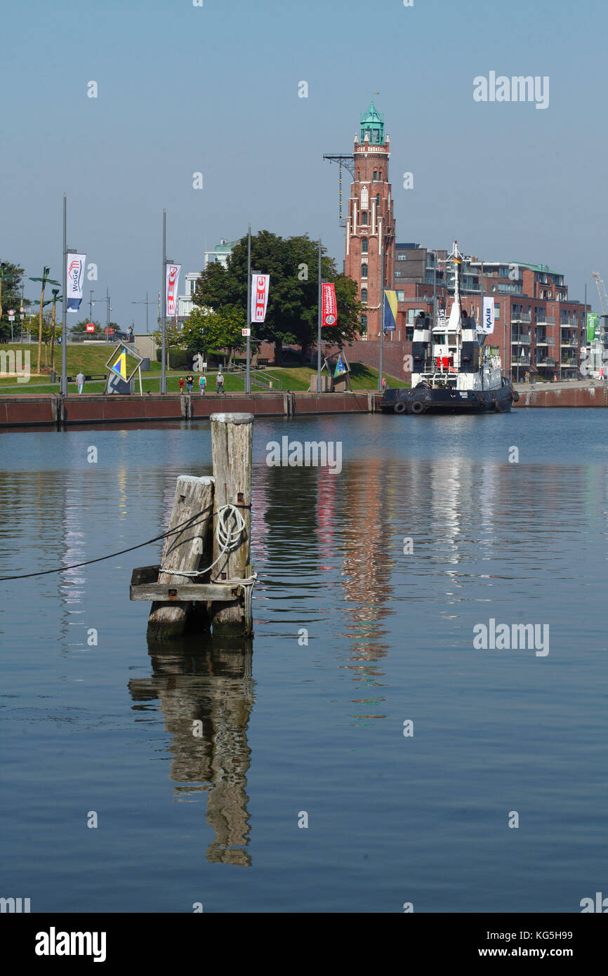 Neuer Hafen con Simon-Loschen-Leuchturm (faro), Bremerhaven, Brema, Germania Foto Stock