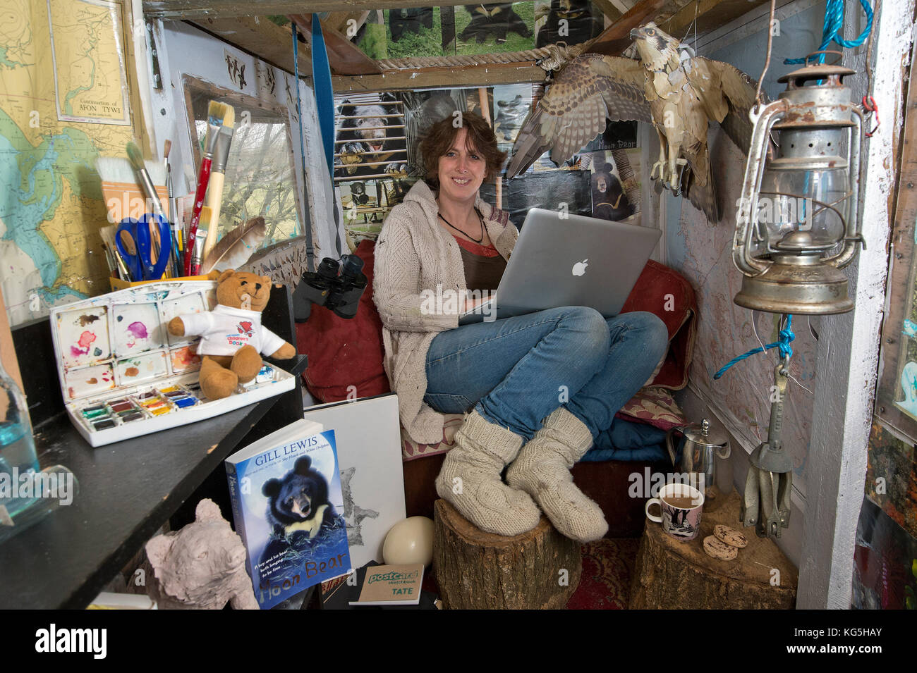 Gill Lewis, bambini autore nella sua casa sull'albero. Foto Stock