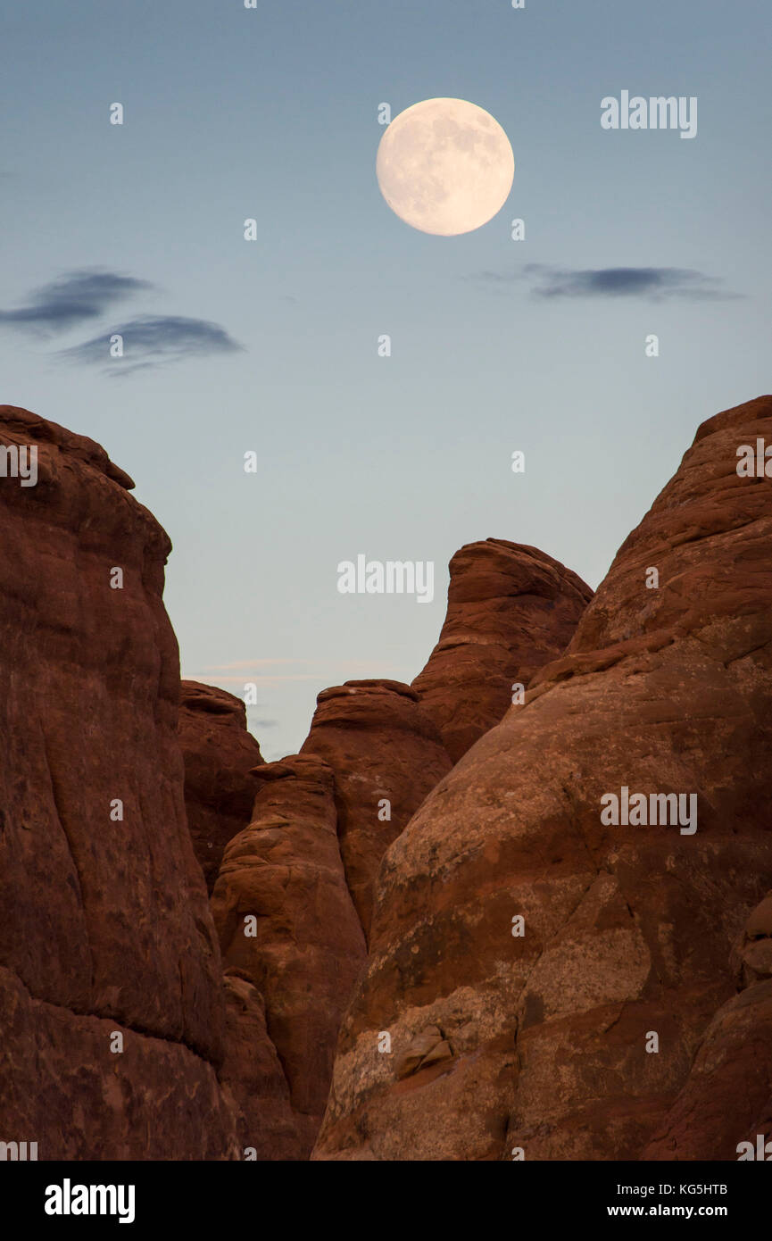 Luna piena su fornace ardente di un labirinto come passaggio, Arches National Park, Utah, Stati Uniti d'America Foto Stock