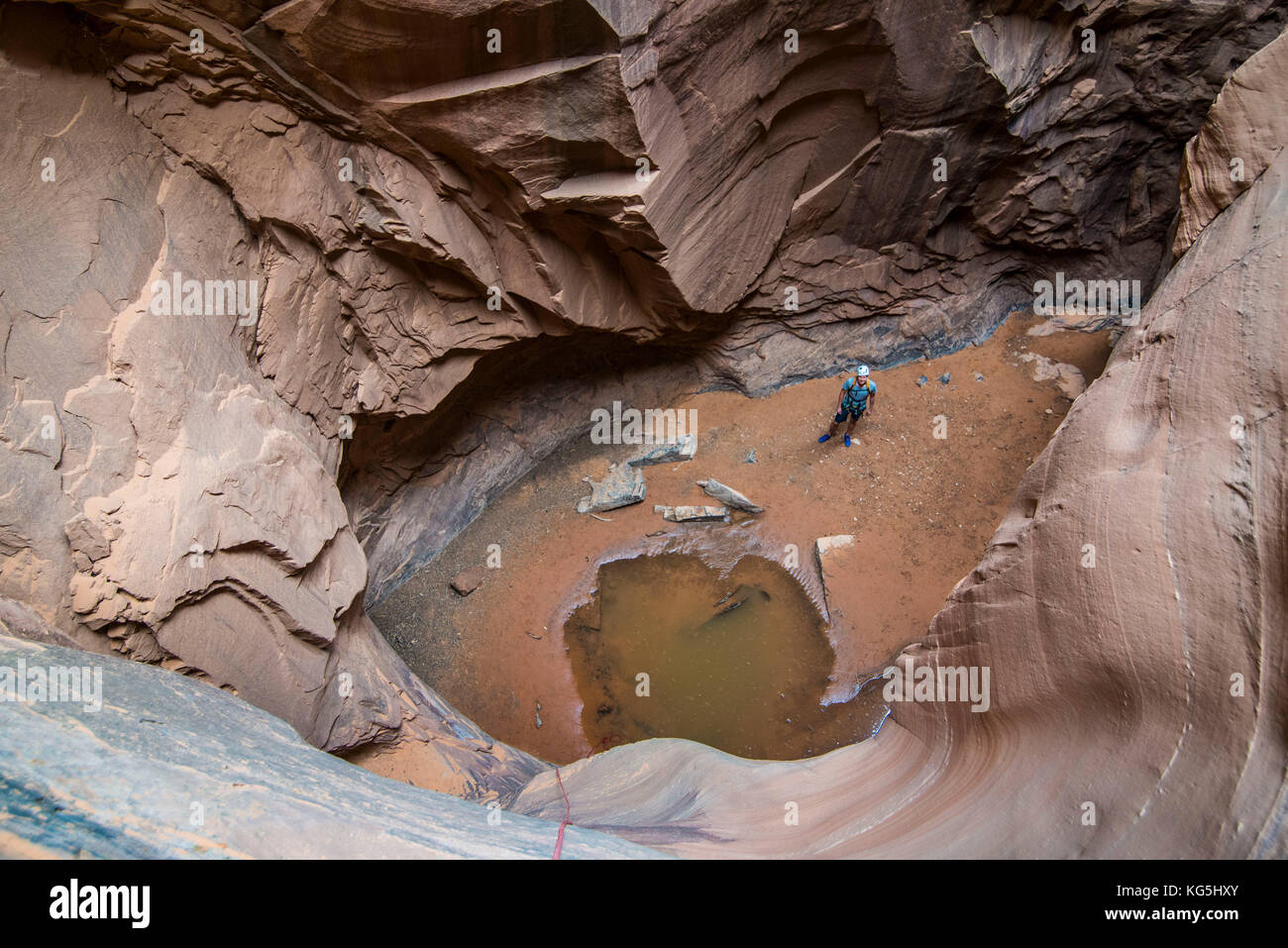 Uomo in piedi in uno slot canyon dopo canyonering, Moab, Utah, Stati Uniti d'America Foto Stock