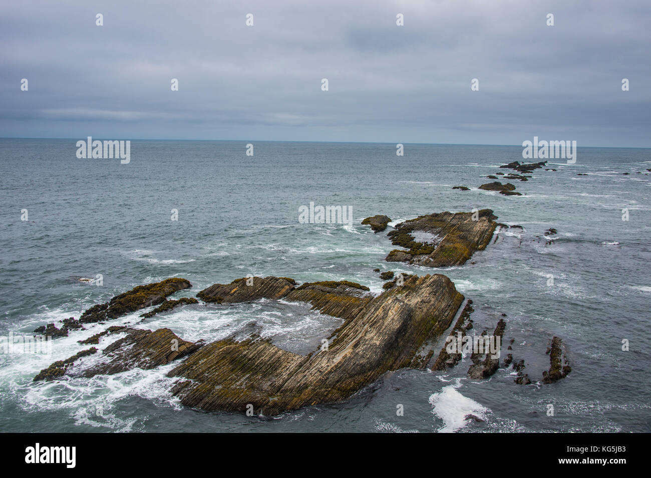 Scogliere rocciose che si affacciano sull'acqua al faro e museo Point Arena, California settentrionale, Stati Uniti Foto Stock