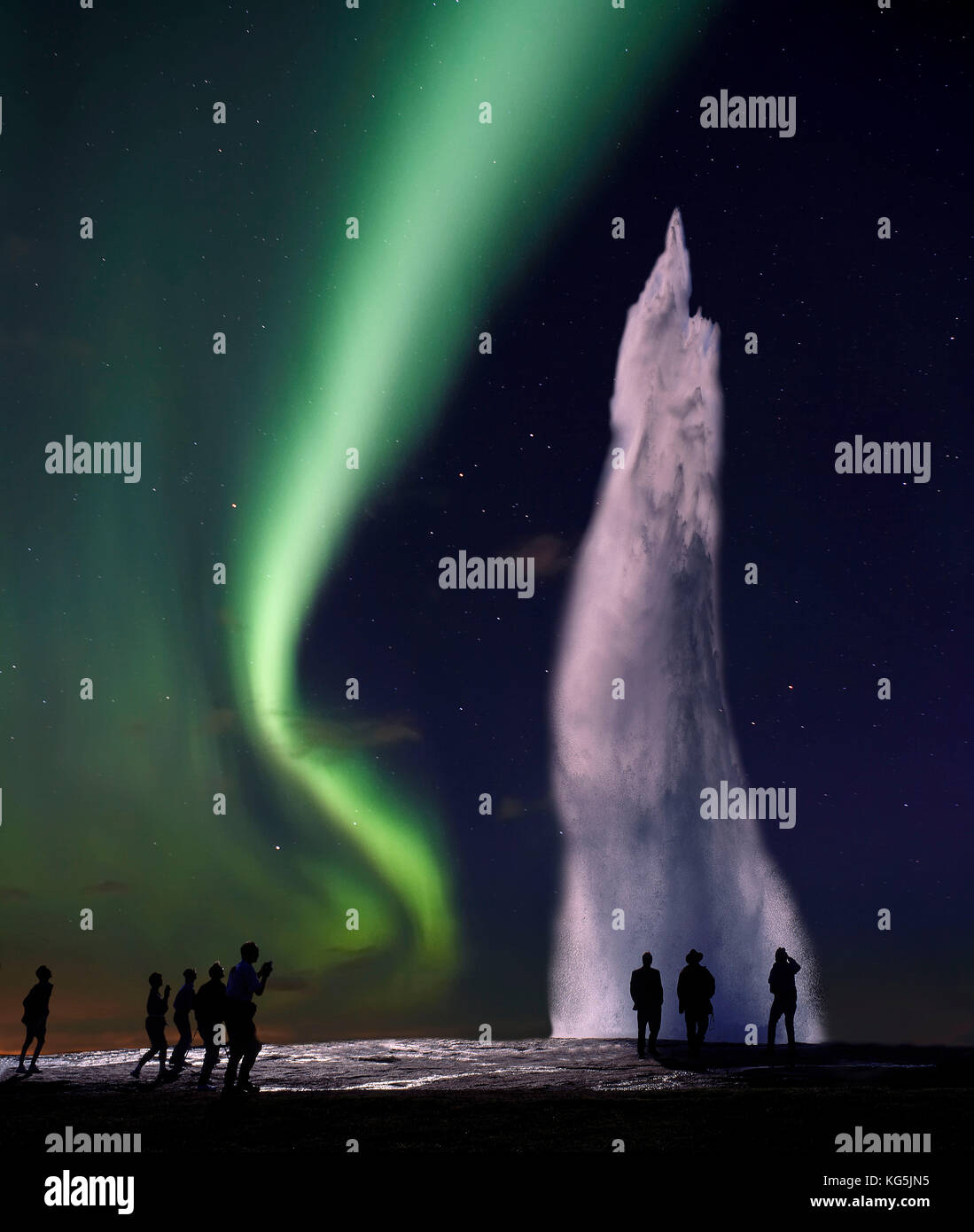 Aurora boreale con strokkur geyser, Islanda. composito digitale Foto Stock