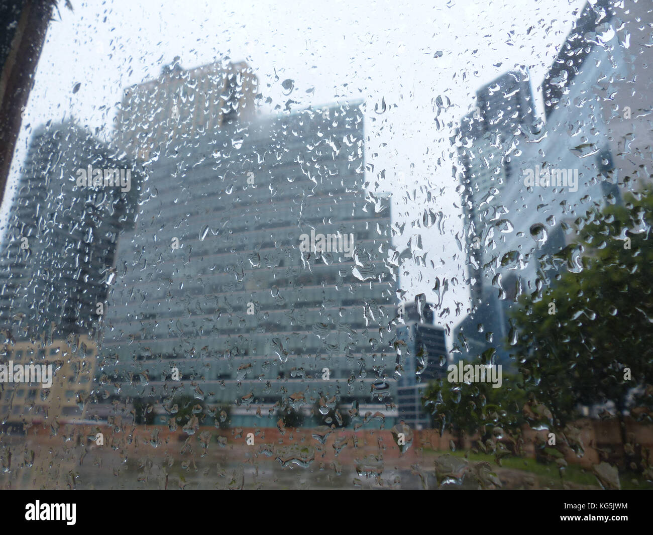 Queens, a new york, nuovi edifici di uffici nella città di long island fotografato attraverso piovuto su vetro Foto Stock