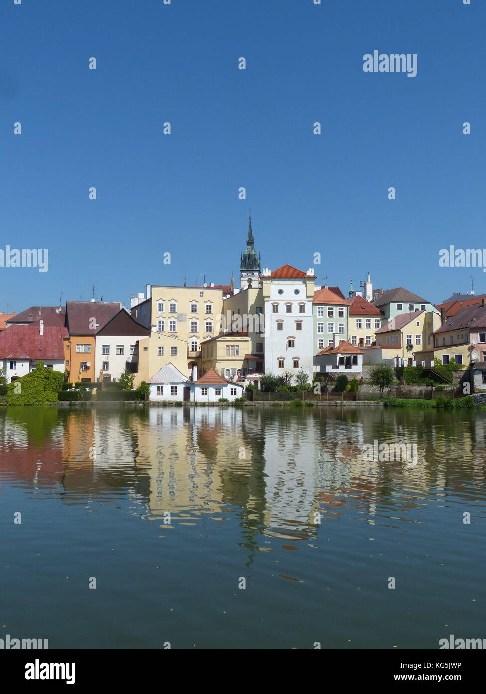 Jindrichuv Hradec con la sua riflessione nel lago Vajgar Foto Stock