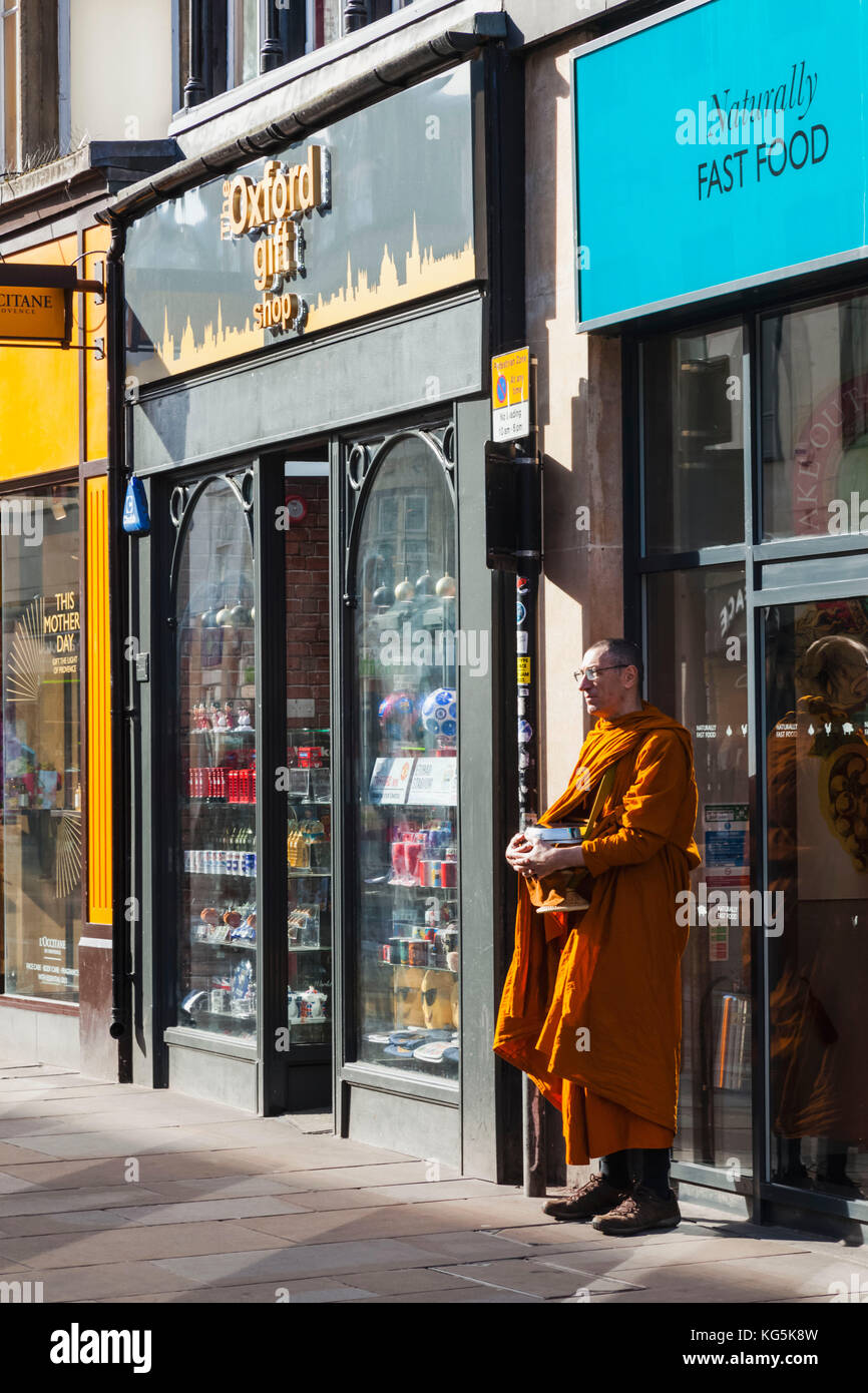 Inghilterra, oxfordshire, oxford, monaco buddista raccogliendo elemosine Foto Stock