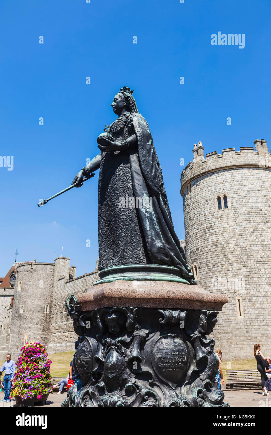 Inghilterra, berkshire, Windsor, statua della regina Victoria e il castello di Windsor Foto Stock