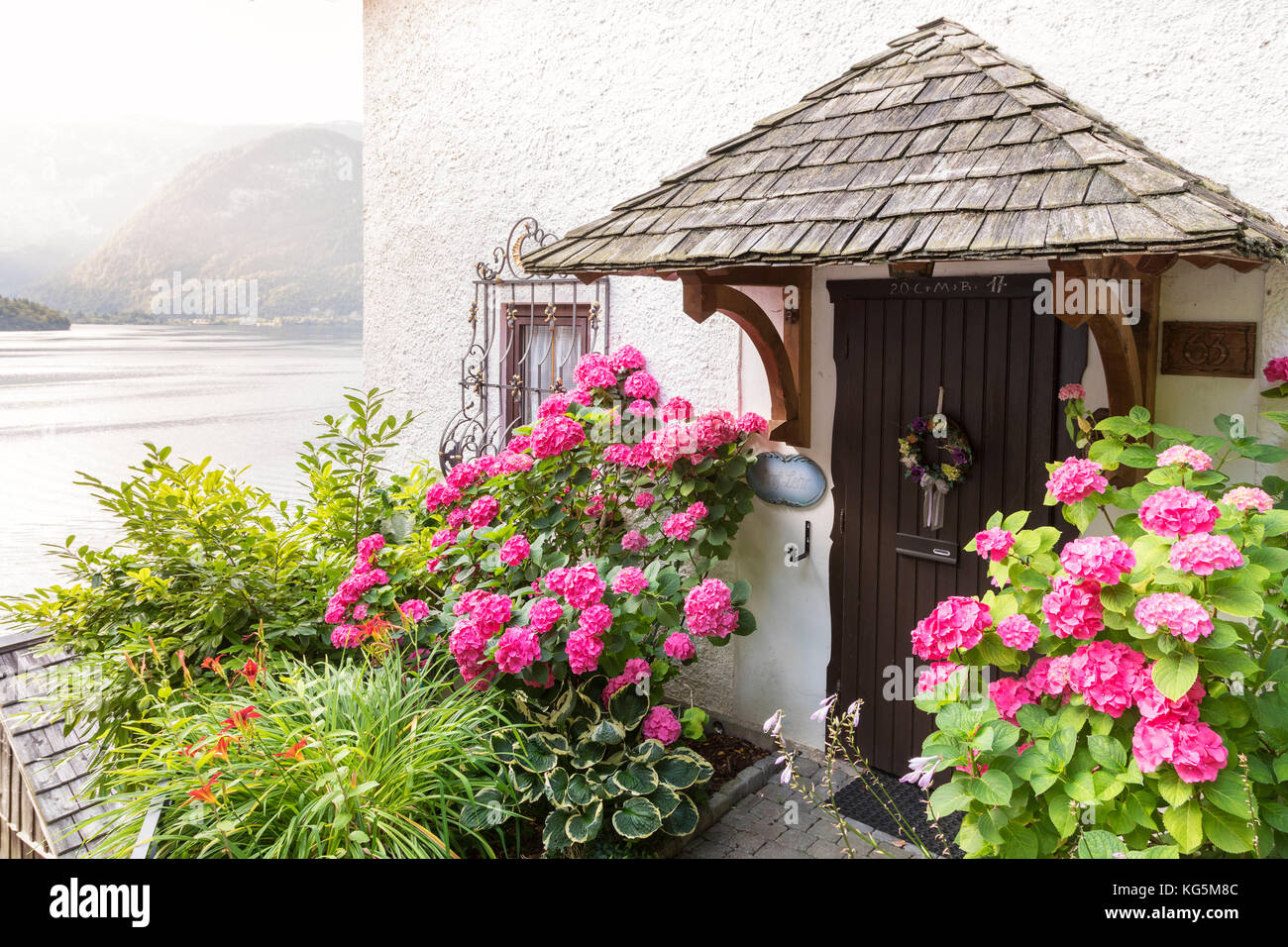 Dettagli sul fiorente entrata di una casa del villaggio di Hallstatt, Austria superiore, regione di Salzkammergut, Austria Foto Stock