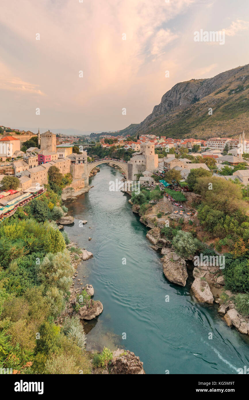 Vista in alto del fiume Neretva attraversato dal Ponte Vecchio (Stari Most) nella città vecchia di Mostar, Federazione della Bosnia Erzegovina Foto Stock