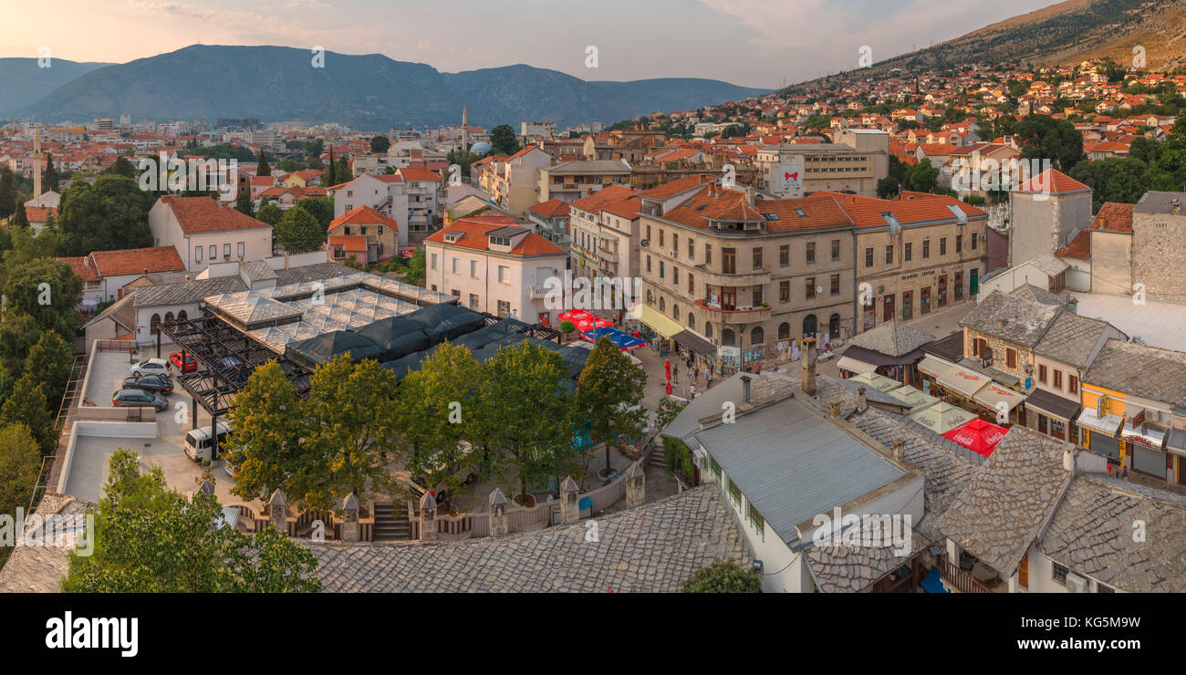 Vista in elevazione di Mostar, Federazione di Bosnia ed Erzegovina Foto Stock