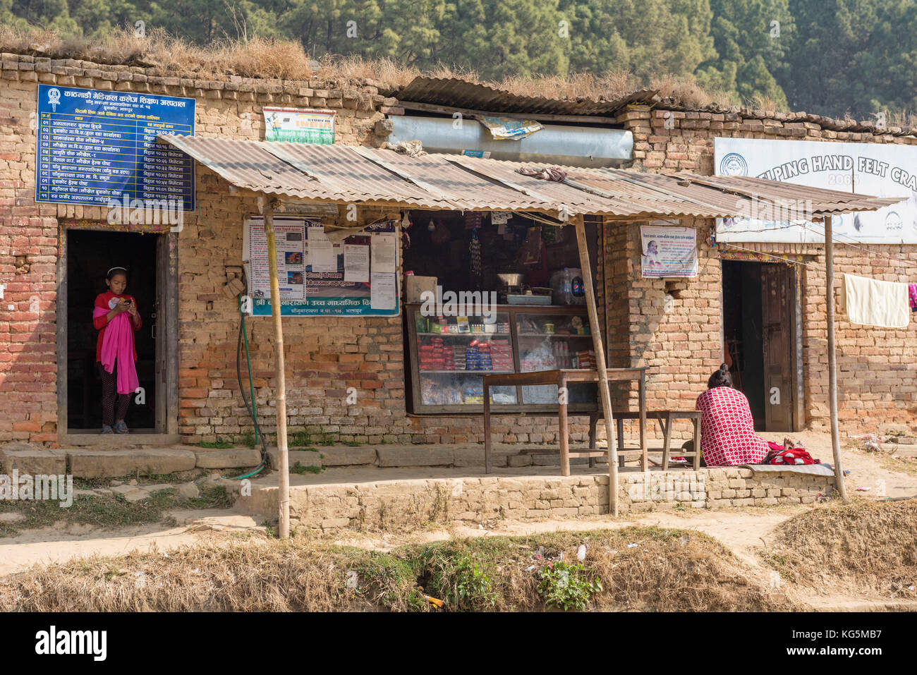Kathmandu, area bagmati, Nepal piccolo negozio di alimentari nella valle di Kathmandu Foto Stock