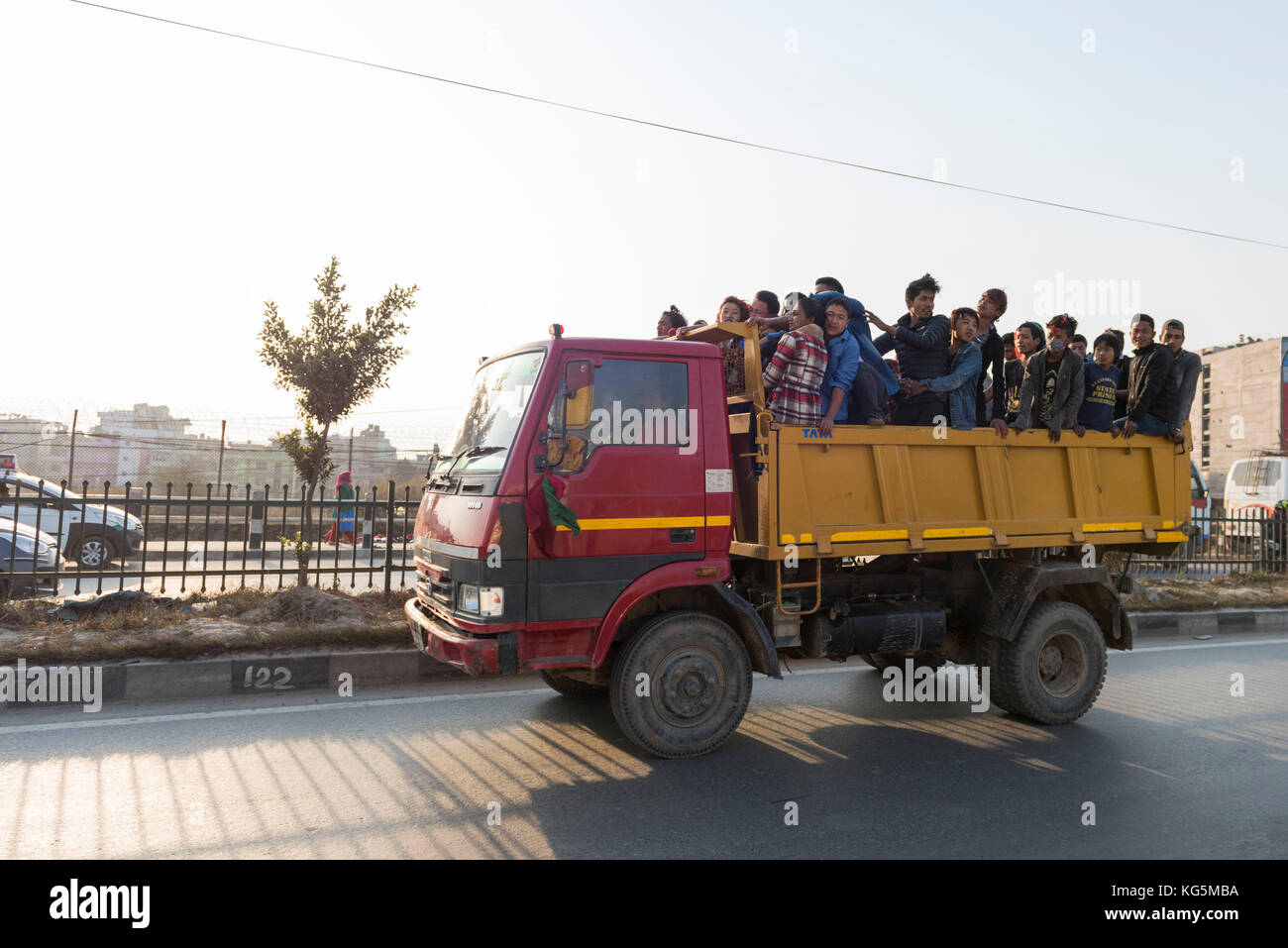 Kathmandu, area bagmati, Nepal carrello porta le persone per le strade di Kathmandu Foto Stock