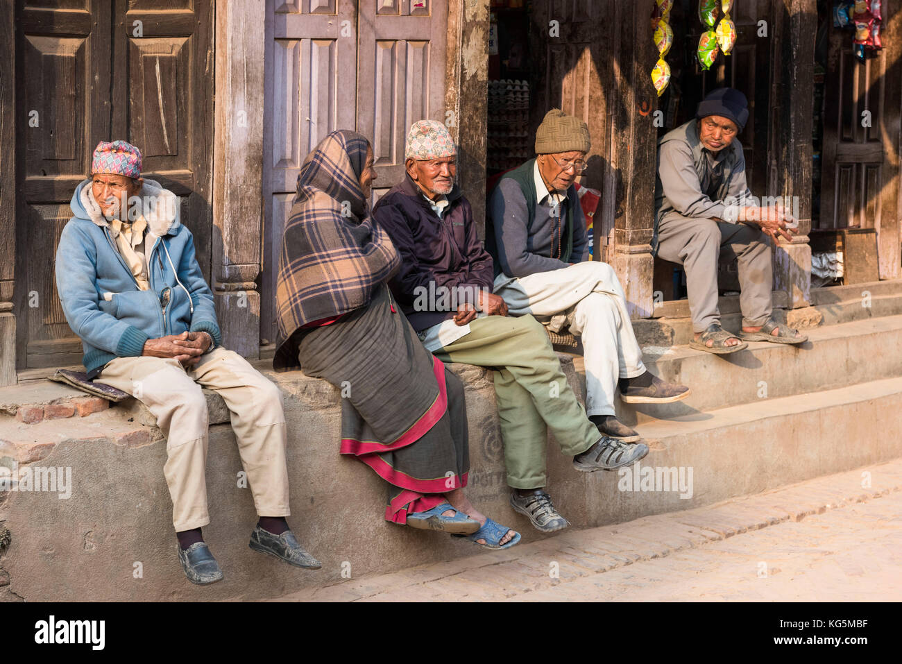Bhaktapur, Kathmandu, area bagmati, Nepal anziani seduti nelle strade di bhaktapur Foto Stock