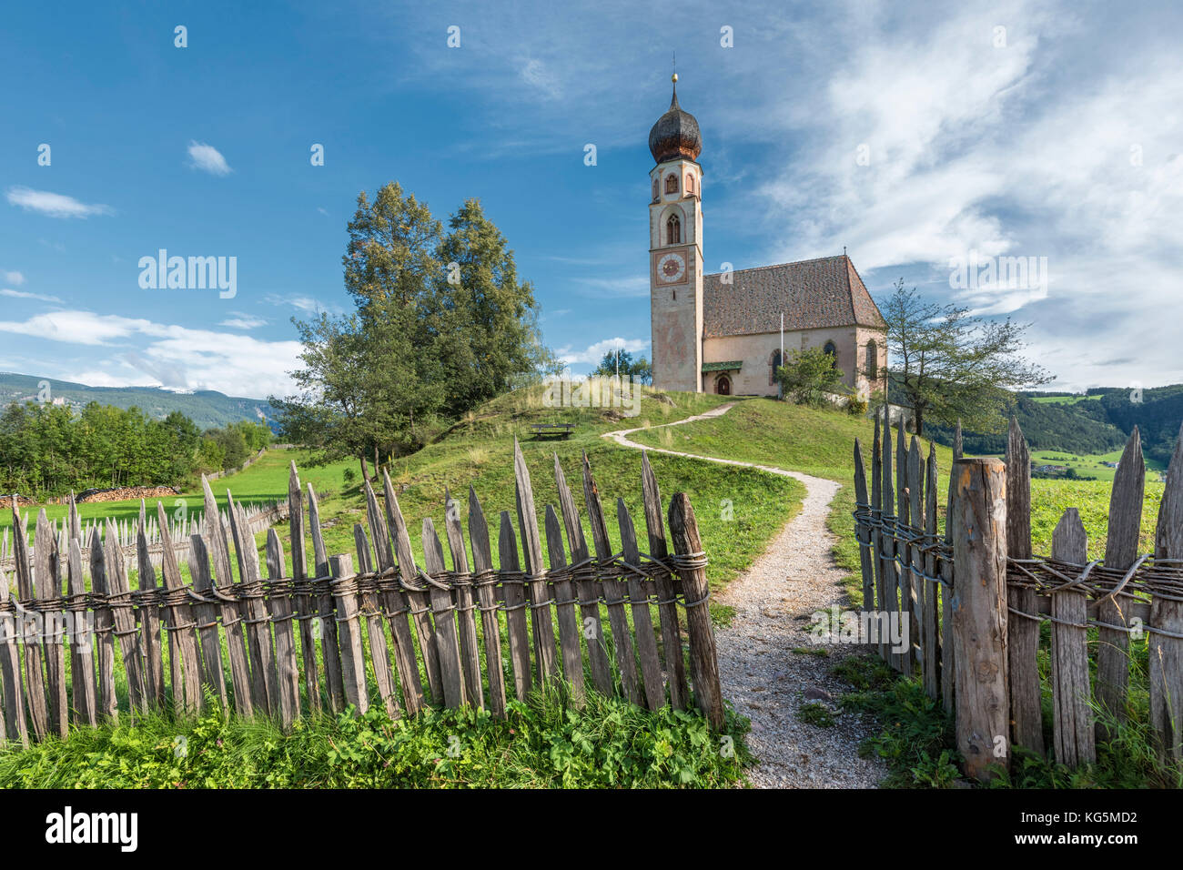 Fiè / Völs, provincia di Bolzano, Alto Adige, Italia. La chiesa di San Costantino Foto Stock