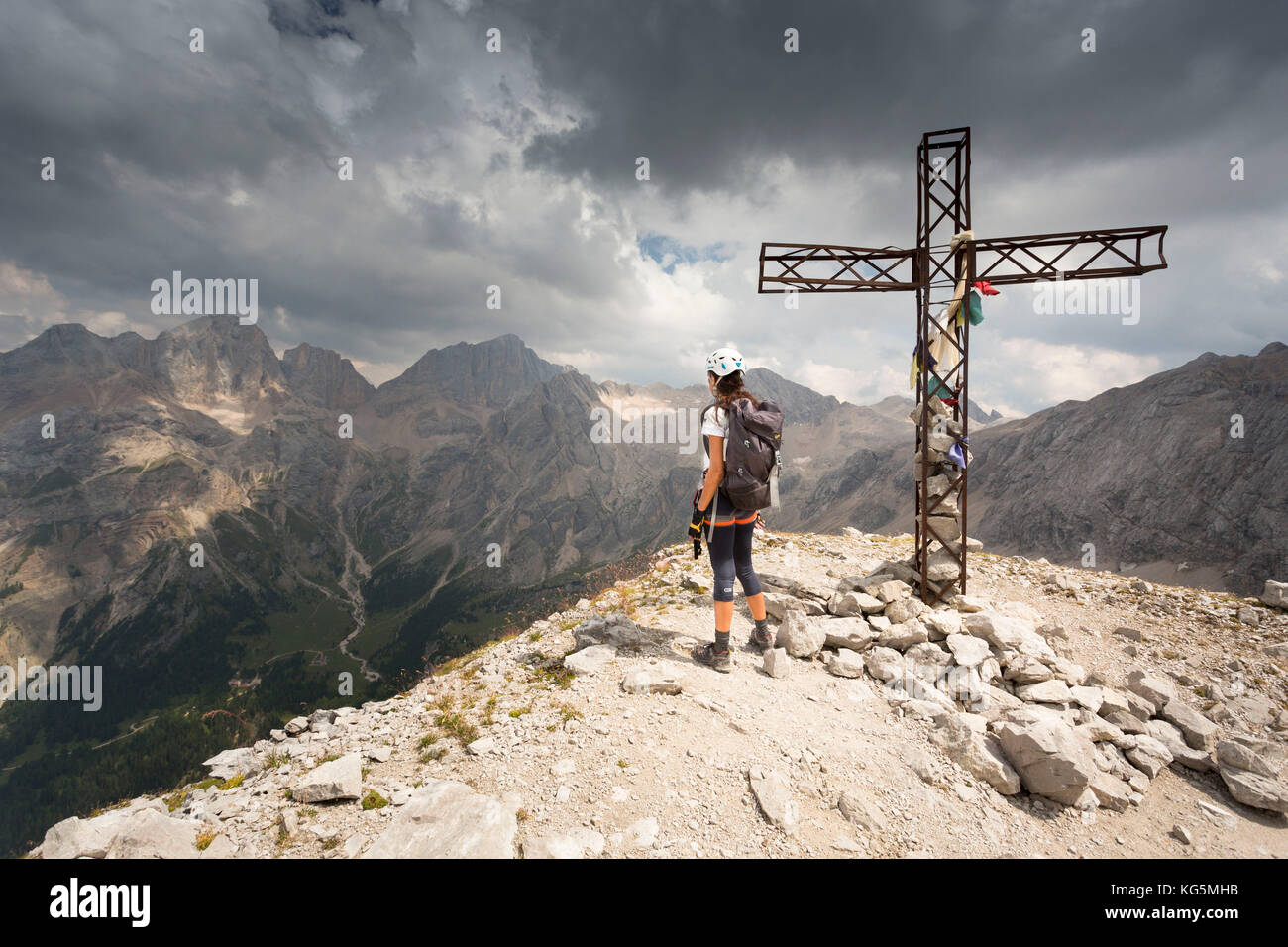 Un escursionista guarda il Panorama dalla cima della montagna, provincia di Trento, Trentino Alto Adige, Italia Foto Stock