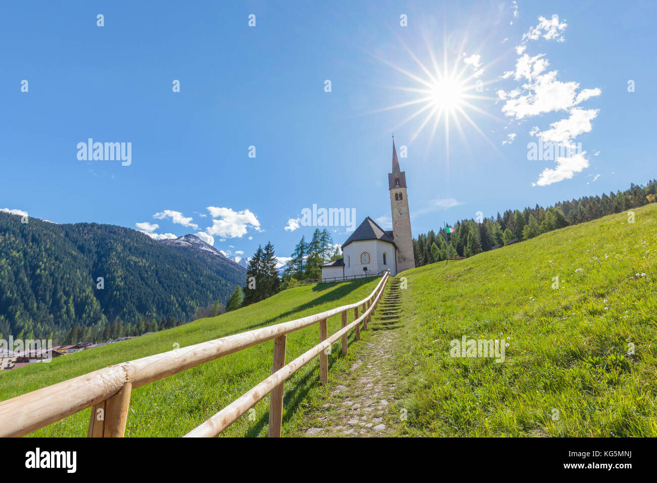 L'Europa, Italia, Veneto, Falcade. La chiesa della Beata Vergine della Salute (Beata Vergine della Salute) sulla collina sopra il villaggio di Caviola, Dolomiti Foto Stock