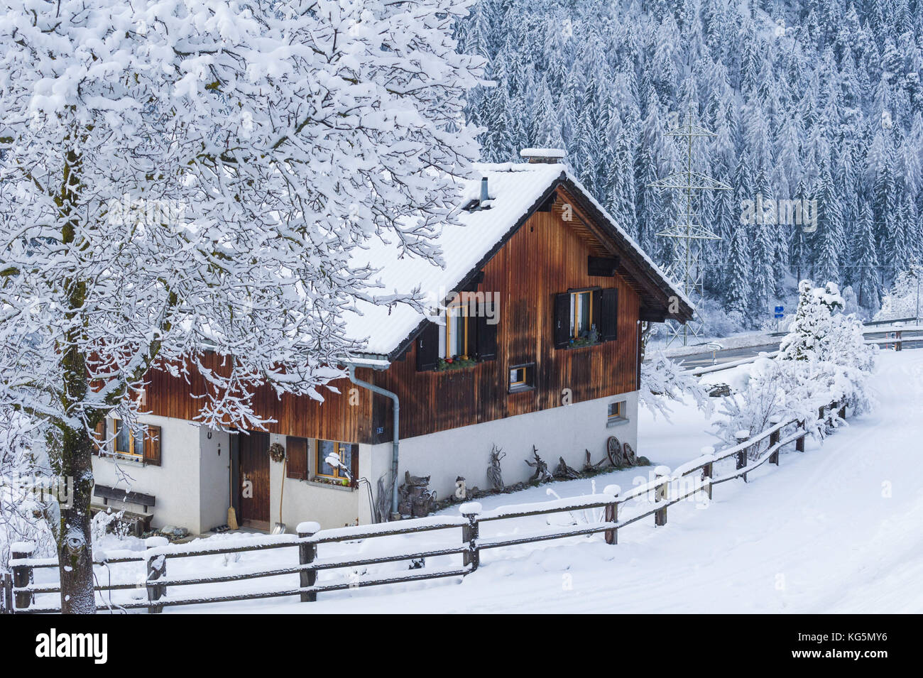 Una casa della cittadina di Filisur con la neve in inverno. La Svizzera, Europa Foto Stock