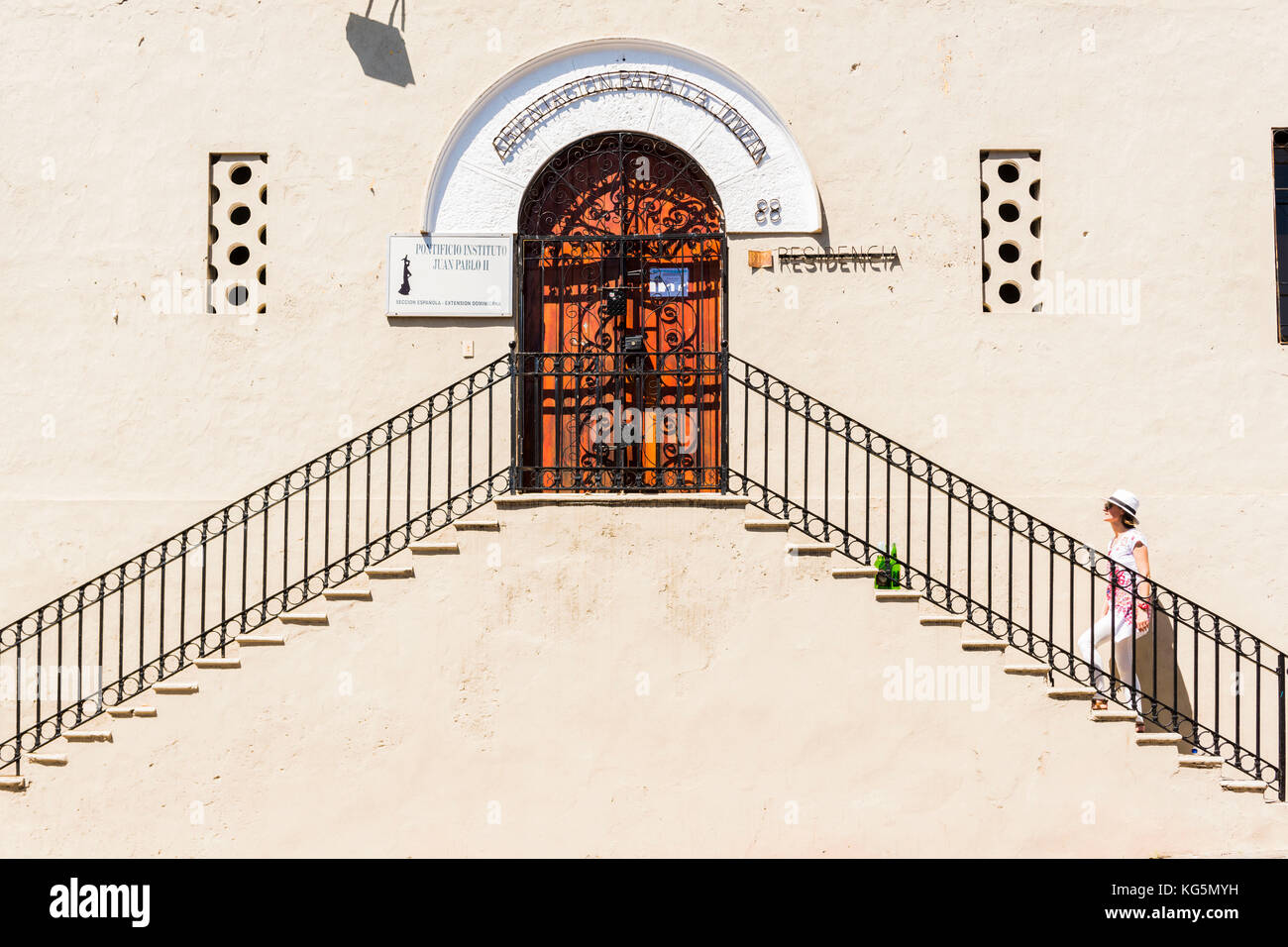 Il Colonial (Ciudad Colonial), Santo Domingo, Repubblica Dominicana. Donna su per le scale di un tipico edificio coloniale (MR). Foto Stock