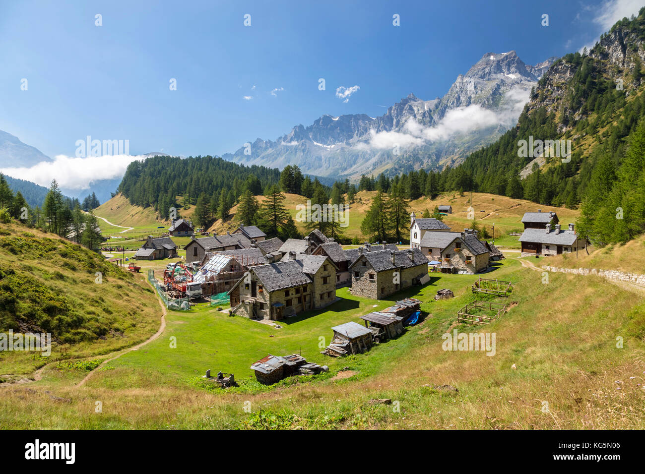 La piccola città di Crampiolo e monte Cervandone in un giorno di estate, Alpe Devero, valle Antigorio, Piemonte, Italia. Foto Stock