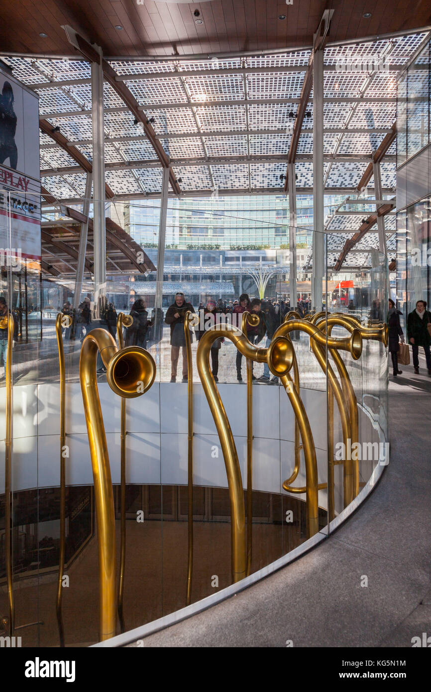 Milano, lombardia, italia. Nei pressi di Gae Aulenti Square potete trovare queste trombe che consentono a due persone di parlare su diversi livelli Foto Stock