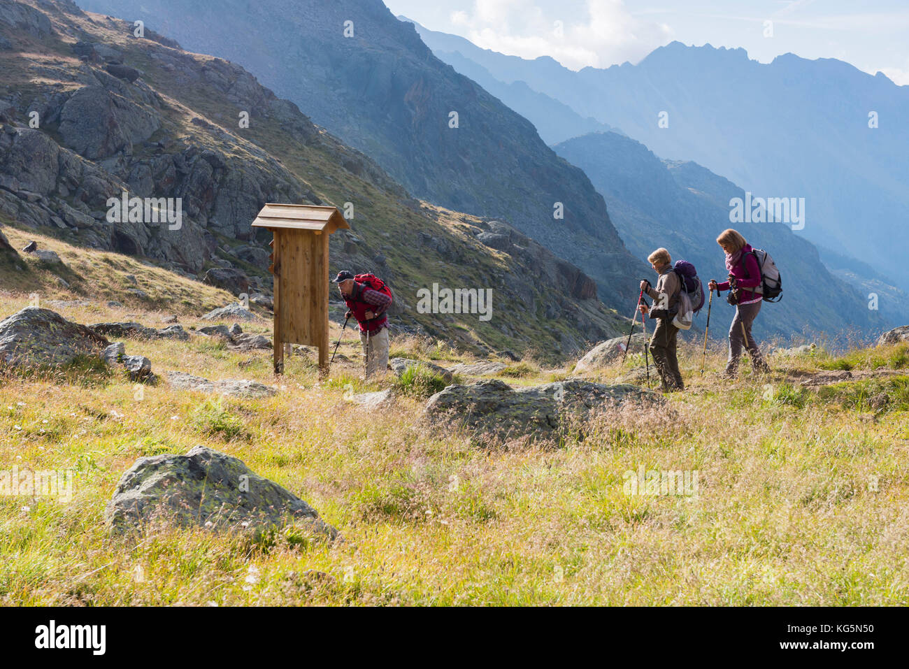 Walkers sul percorso del careser dam europa, italia, trentino, venezia valle, Sun Valley, pejo, Parco Nazionale dello Stelvio Foto Stock