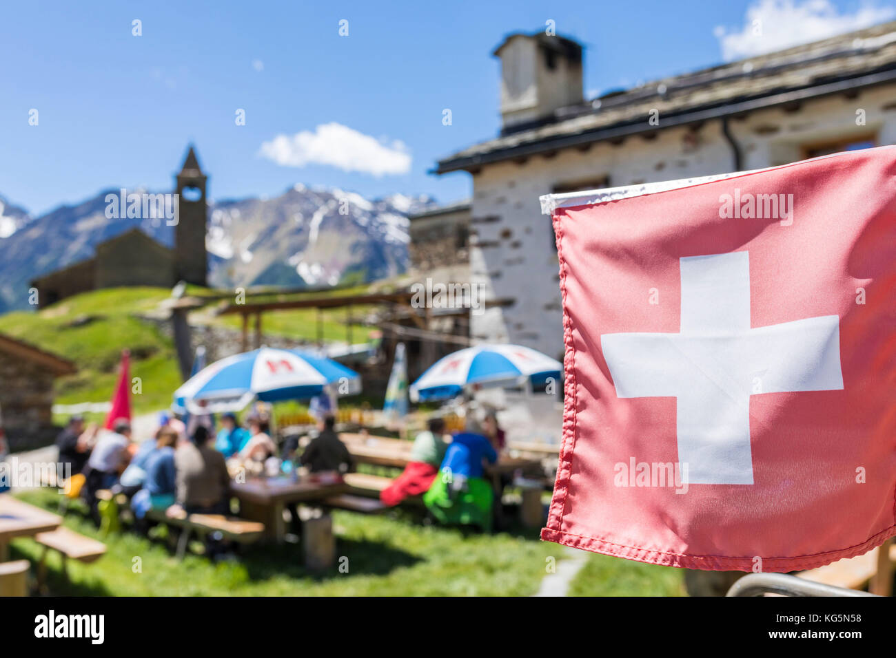 Bandiera svizzera al rifugio di montagna, San Romerio Alp, Brusio, Cantone di Graubünden, Val Poschiavo, Svizzera Foto Stock