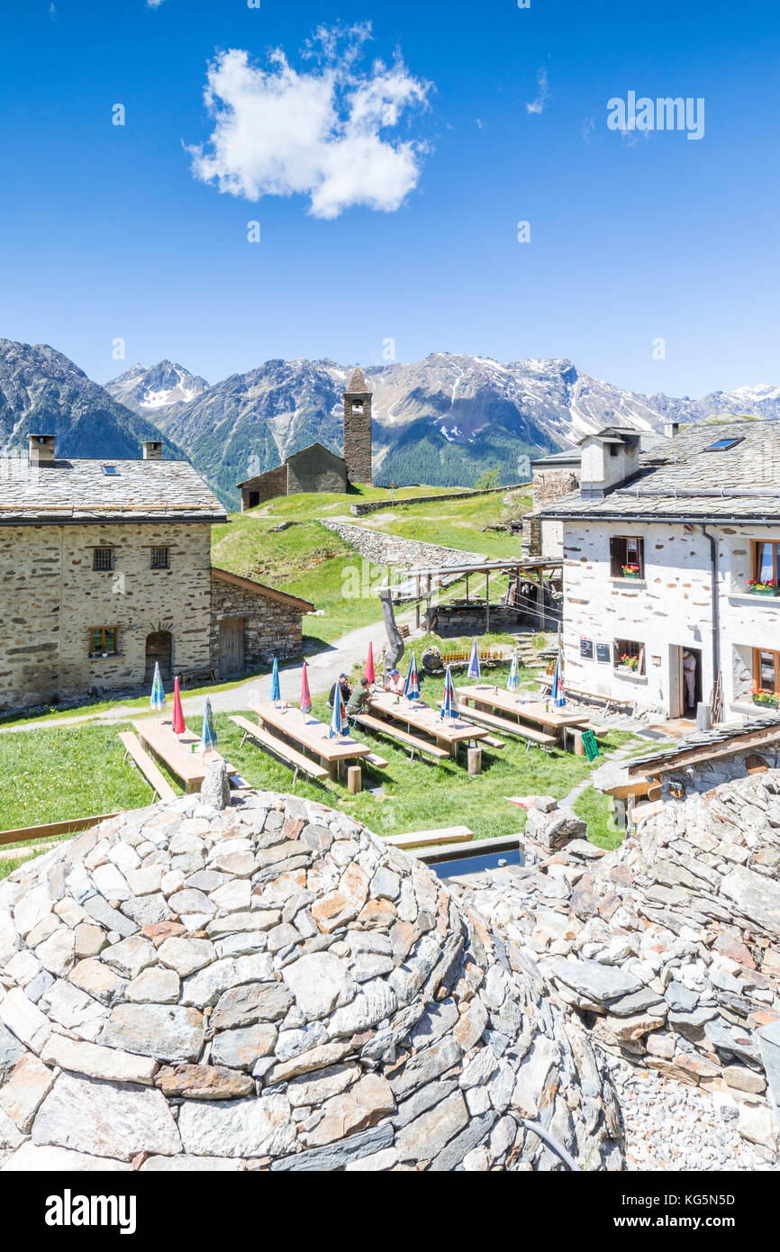 Rifugio montano e antiche grotte di pietra chiamate Crotto, San Romerio Alp, Brusio, Cantone di Graubünden, Val Poschiavo, Svizzera Foto Stock