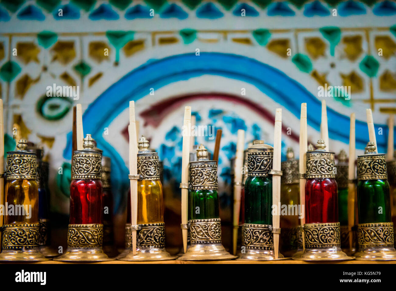Fes, Marocco, Africa del Nord. Piccoli contenitori colorati per kajal. Foto Stock