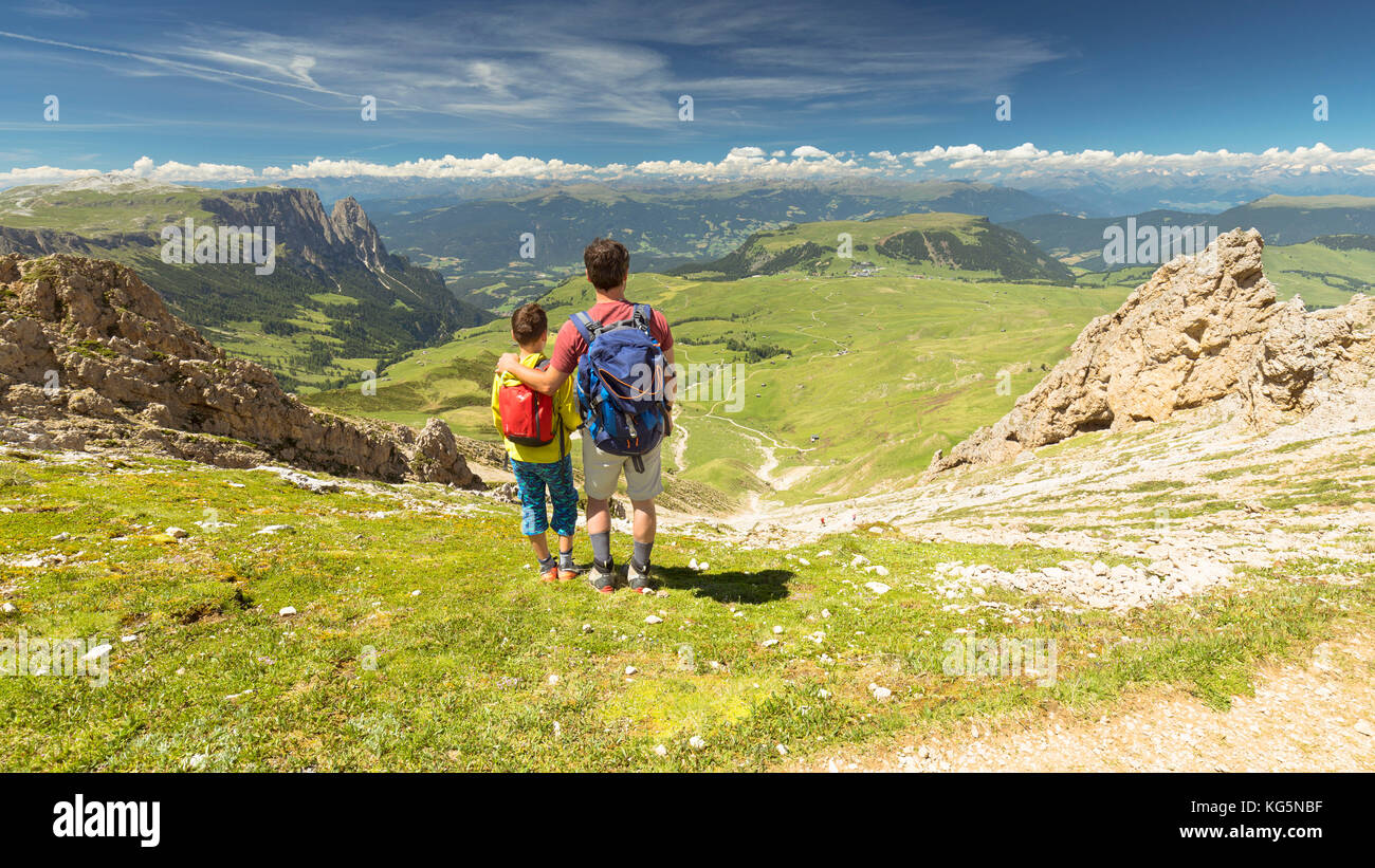Un padre con suo figlio stanno guardando il paesaggio dalla sommità dell'alpe di siusi, (alpe di siusi), la provincia di Bolzano, Alto Adige, trentino alto adige, italia Foto Stock