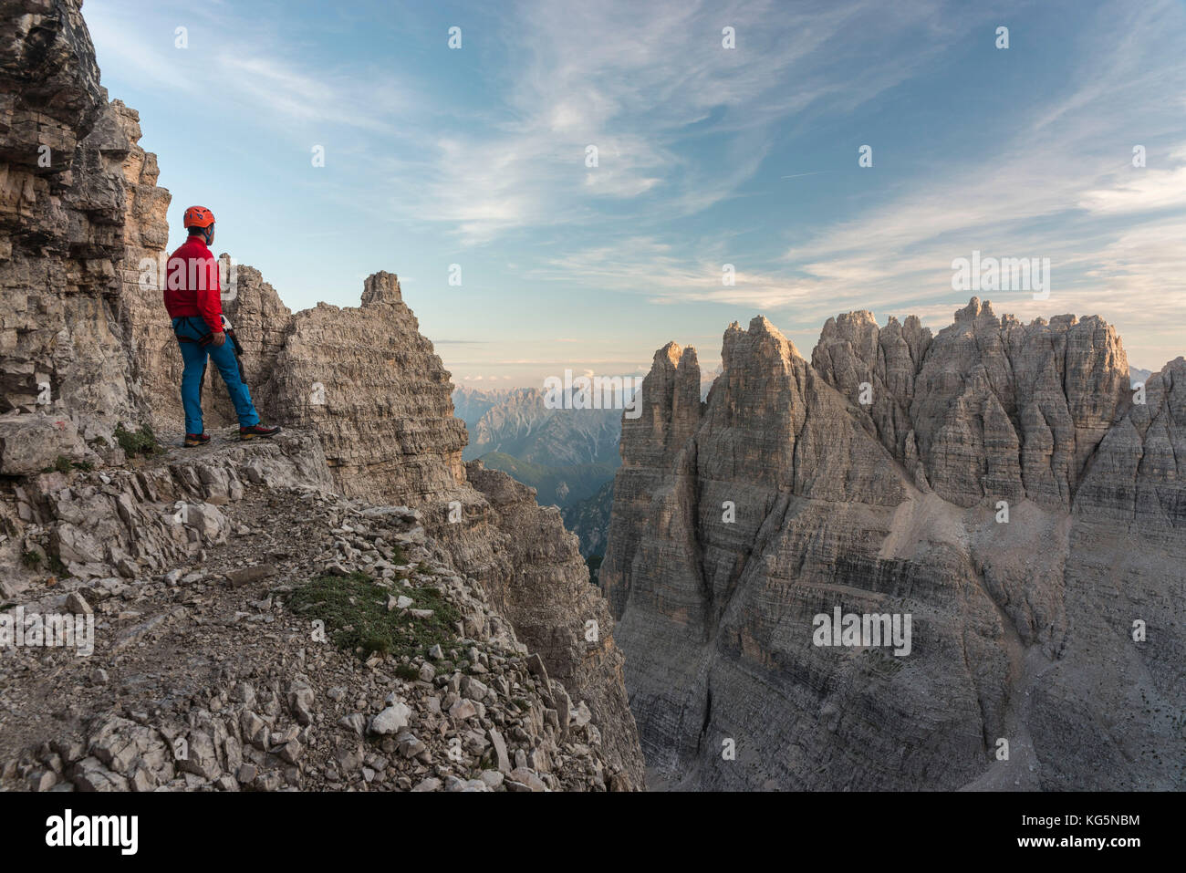 Di Sesto, Dolomiti, Alto Adige, provincia di Bolzano, Italia. Scalatore sulla via ferrata 'Percorso di pace" per la montagna del Monte Paterno Foto Stock