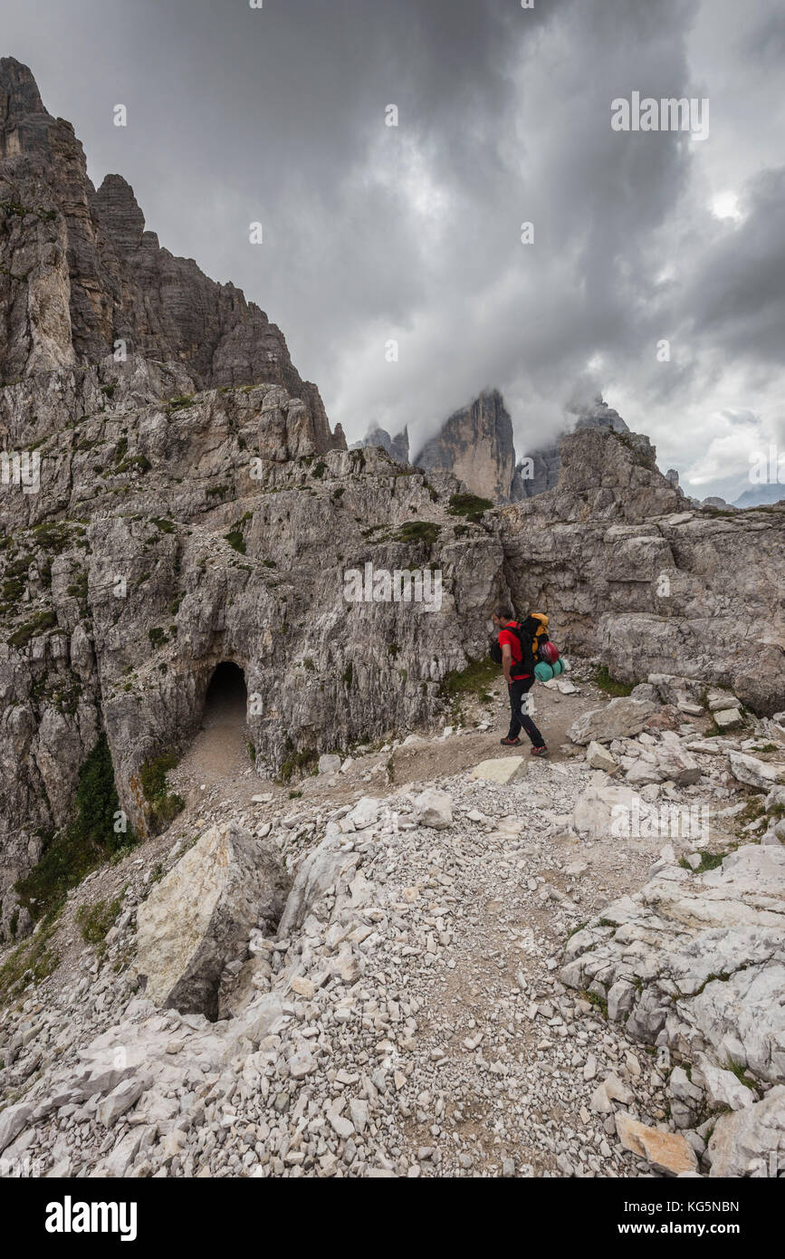 Di Sesto, Dolomiti, Alto Adige, provincia di Bolzano, Italia. Scalatore sulla via ferrata 'Percorso di pace" per la montagna del Monte Paterno Foto Stock