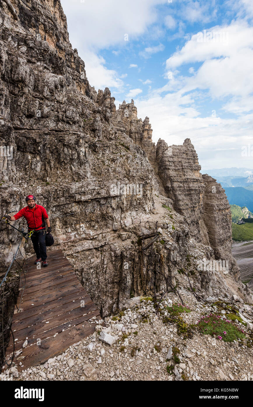 Di Sesto, Dolomiti, Alto Adige, provincia di Bolzano, Italia. Scalatore sulla via ferrata 'Percorso di pace" per la montagna del Monte Paterno Foto Stock