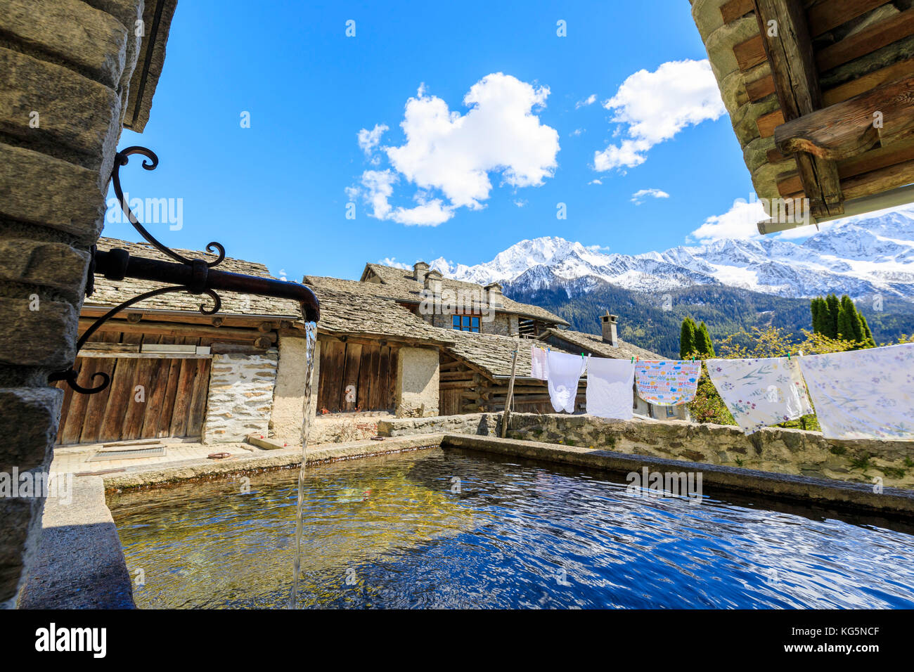 Tipica fontana nel villaggio alpino di Soglio Maloja cantone di Graubunden Engadin Valle Bregaglia Svizzera Europa Foto Stock