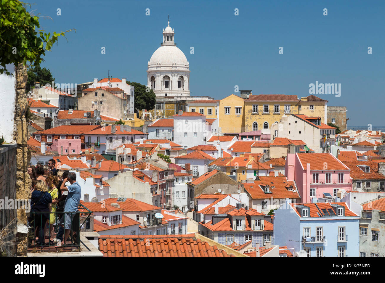 Tetti di terracotta e l'antica cupola vista dal Miradouro Alfama uno dei tanti punti di vista di Lisbona Portogallo Europa Foto Stock