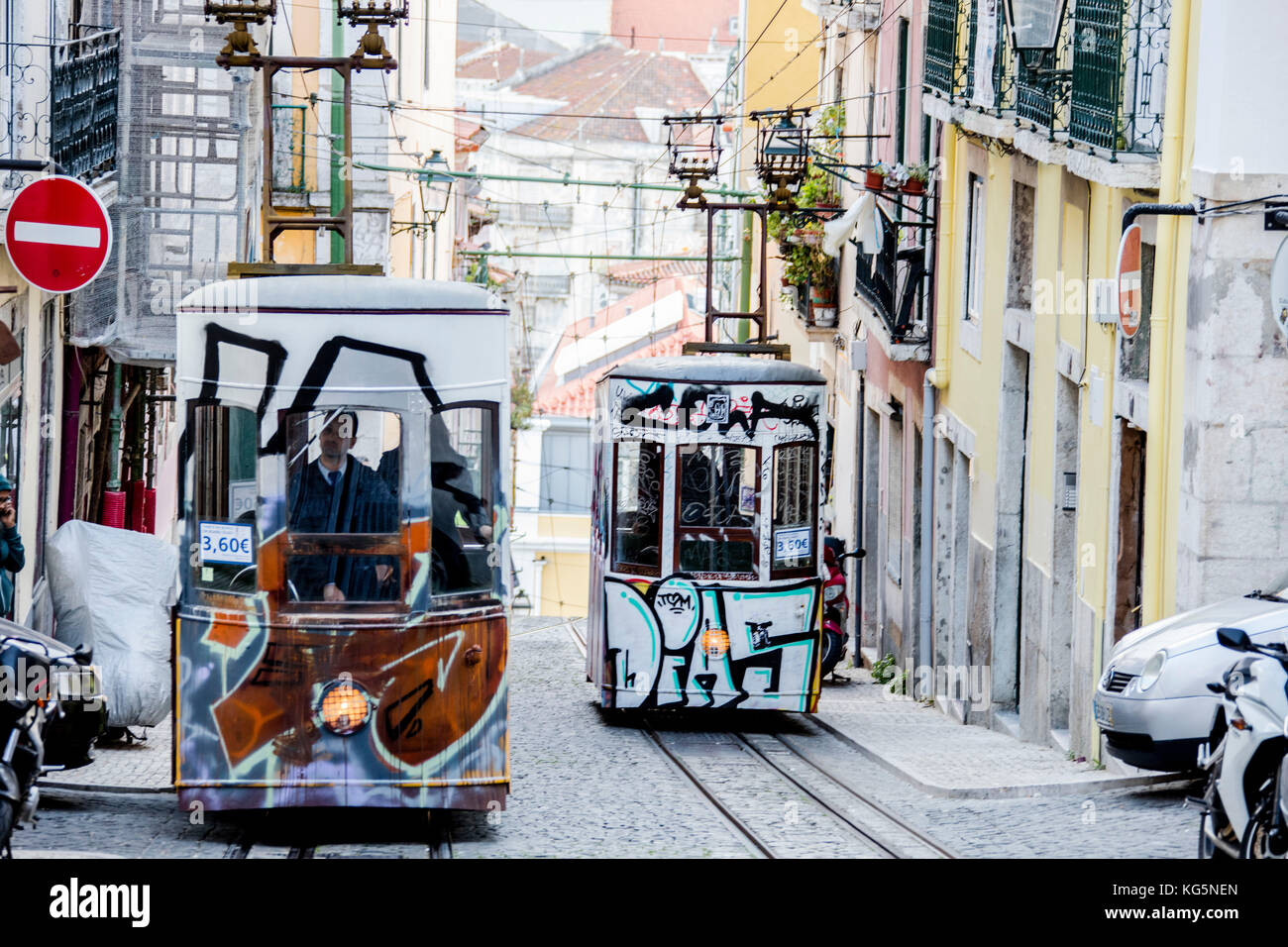 La caratteristica dei tram procedere verso il Bairro alto un quartiere centrale della città vecchia di Lisbona portogallo Europa Foto Stock