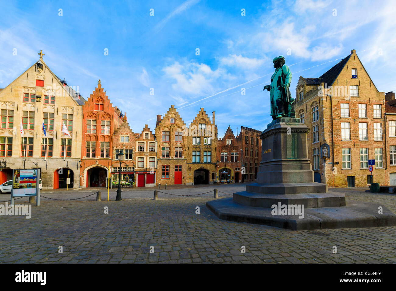 Antica statua in piazza medievale incorniciata dalle tipiche case ed edifici all'alba bruges Fiandre occidentale Europa Belgio Foto Stock