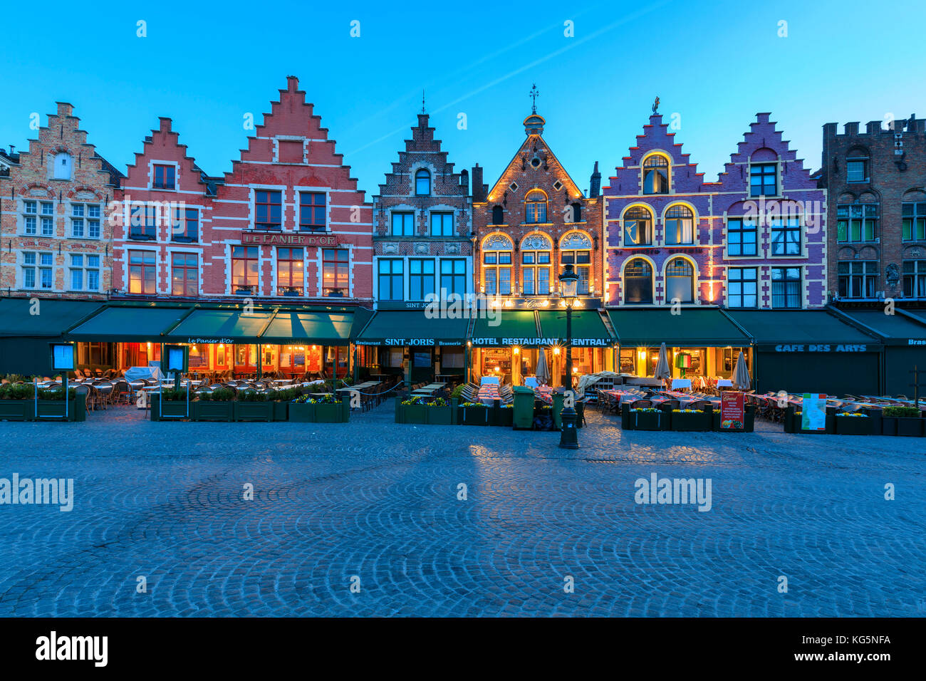 Le spie blu del tramonto su variopinti edifici medievali nella piazza del mercato di Bruges Fiandre Ovest Europa Belgio Foto Stock