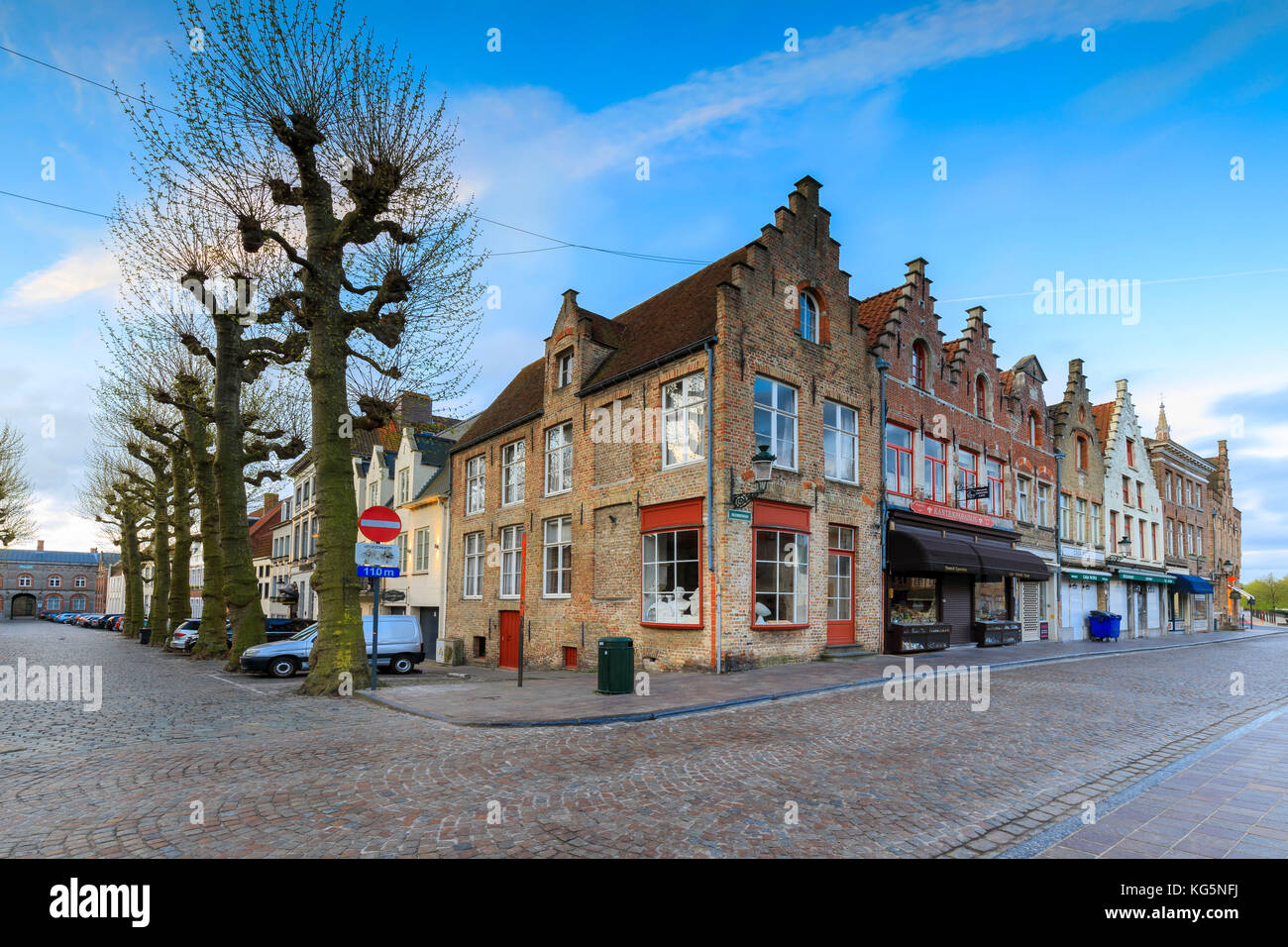 Il cielo luminoso all'alba su edifici storici e le case del centro della città di Bruges Fiandre Ovest Europa Belgio Foto Stock